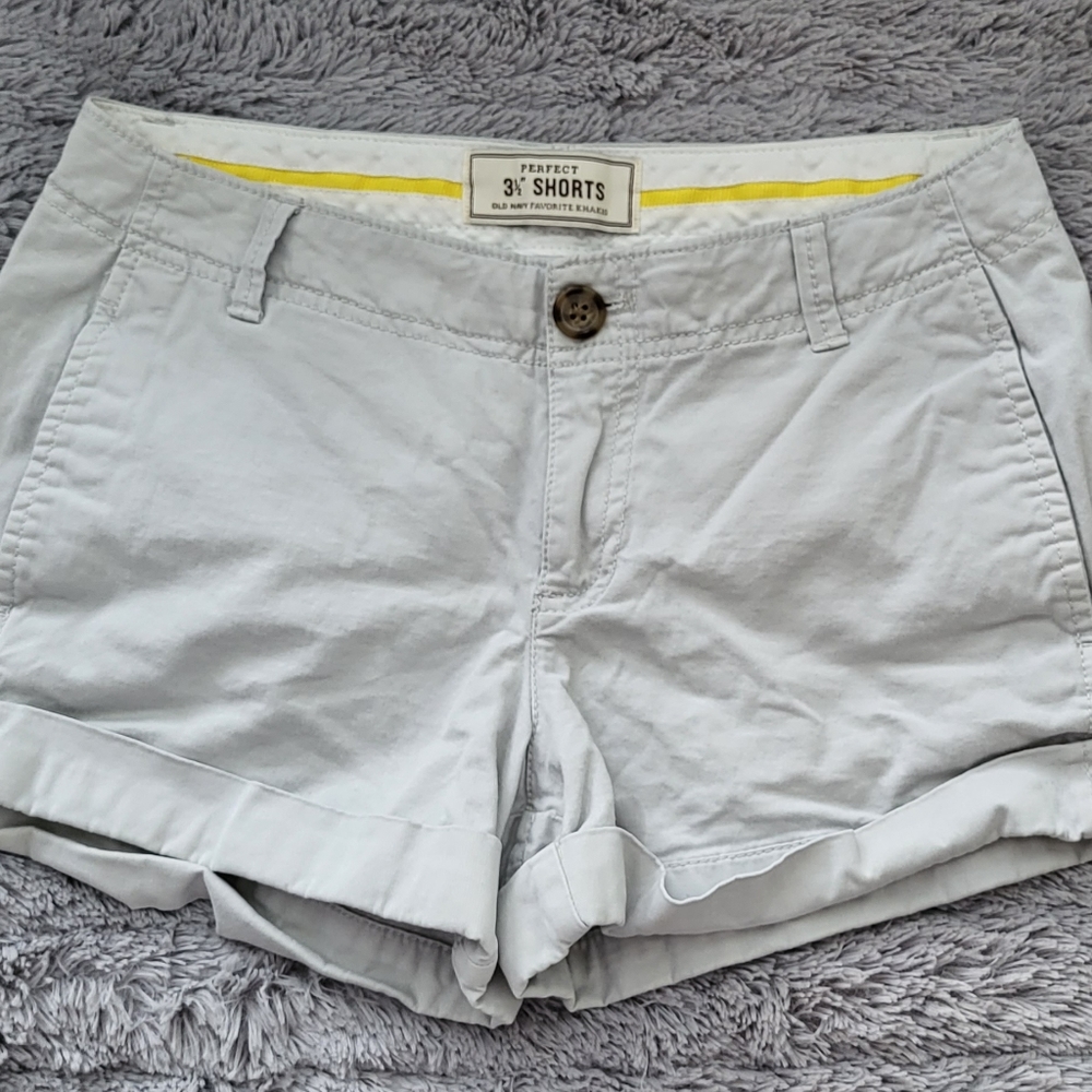 😁*BOGO SALE*😁 Old Navy khaki perfect  3 1/2 shorts size 0